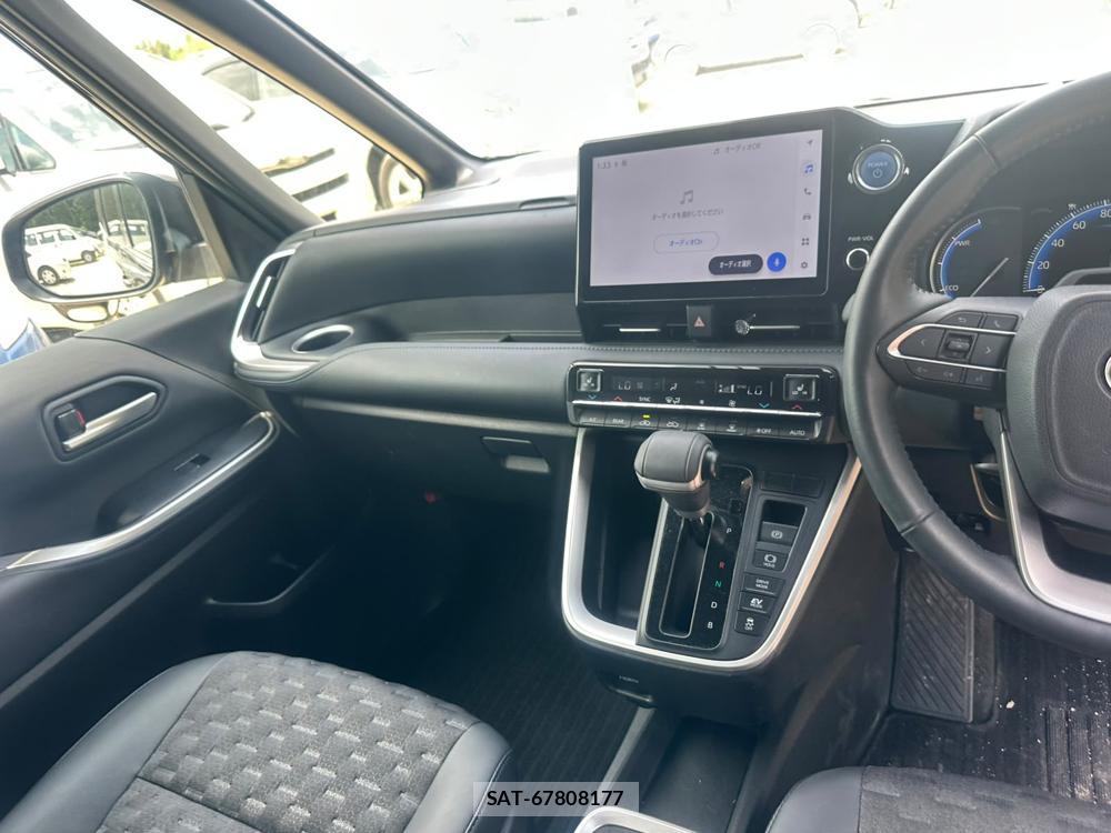 Toyota VOXY 2023 6820151-16