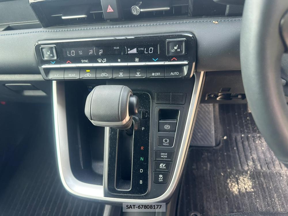 Toyota VOXY 2023 6820151-18