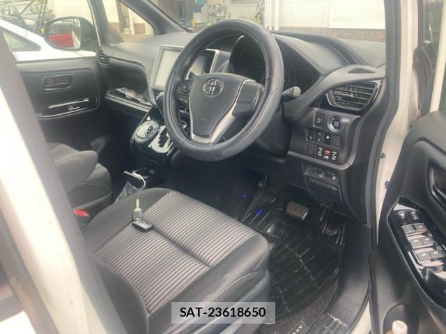 Toyota VOXY 2017-07 8076088-12