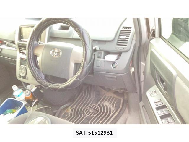 Toyota VOXY 2010-02 8076103-6