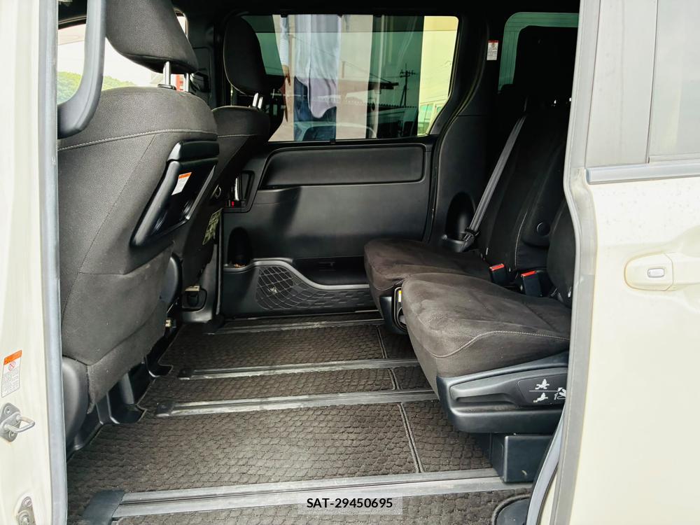 Toyota VOXY 2018-10 7952456-9