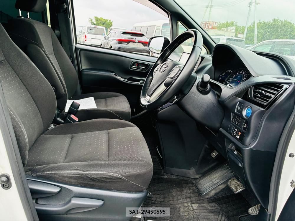 Toyota VOXY 2018-10 7952456-11