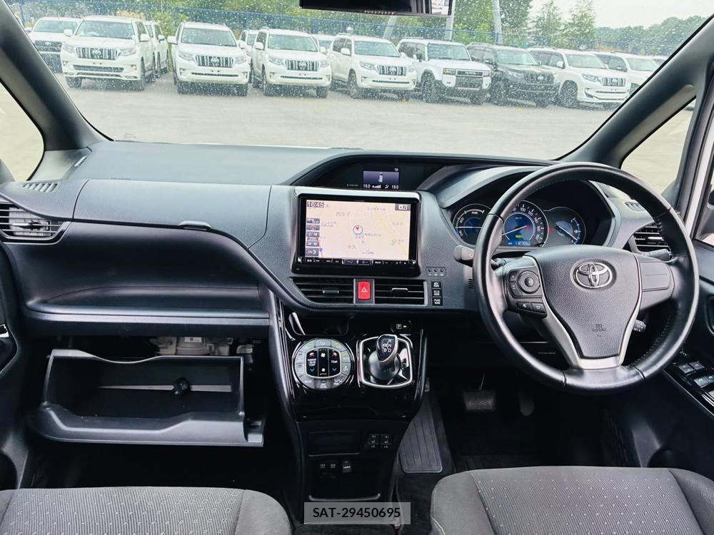 Toyota VOXY 2018-10 7952456-12