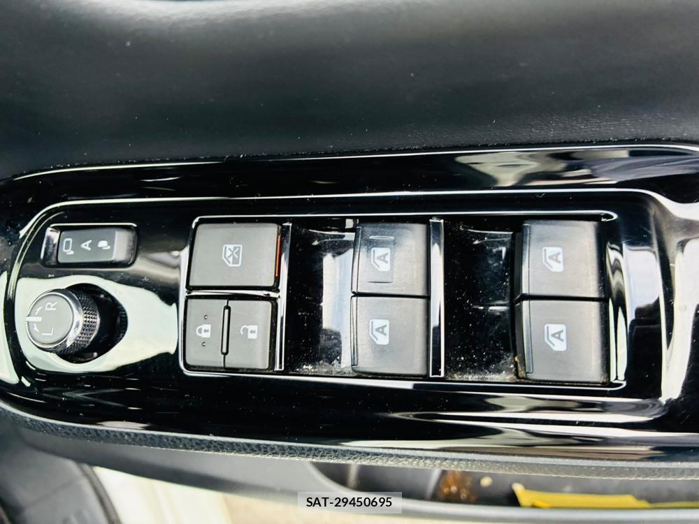 Toyota VOXY 2018-10 7952456-21