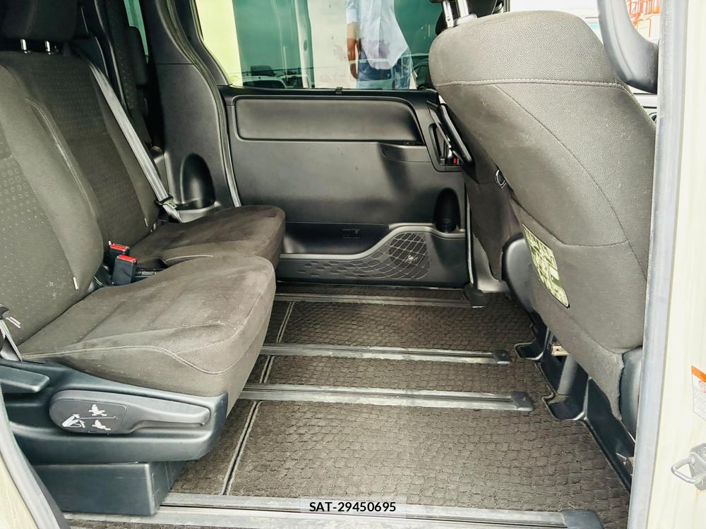 Toyota VOXY 2018-10 7952456-8