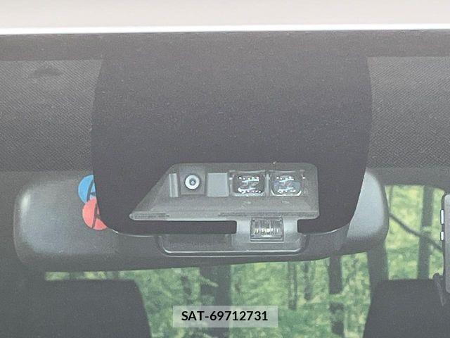 Toyota VOXY 2021-05 8076084-6
