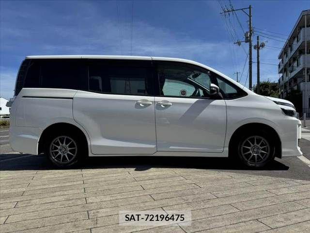 Toyota VOXY 2016-07 8075372-11