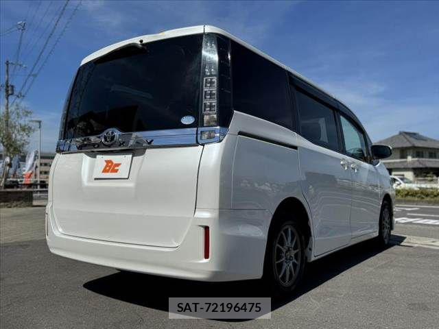 Toyota VOXY 2016-07 8075372-14