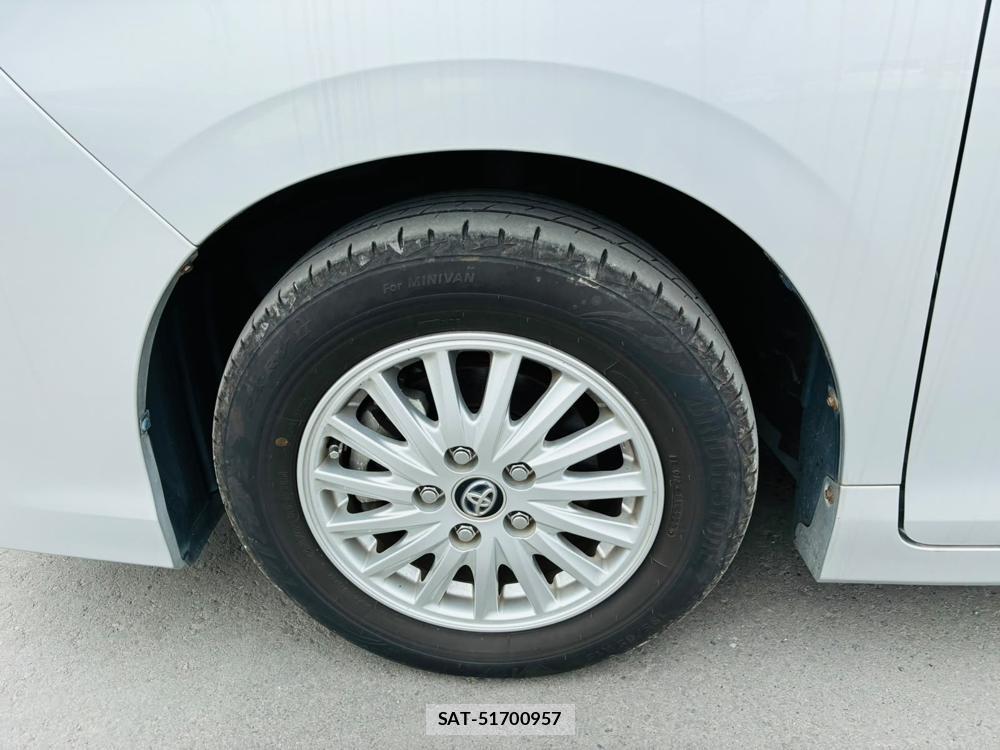Toyota VOXY 2015-04 7891127-29