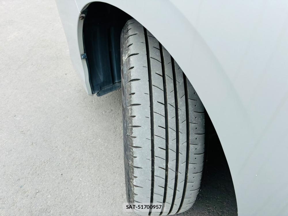 Toyota VOXY 2015-04 7891127-31