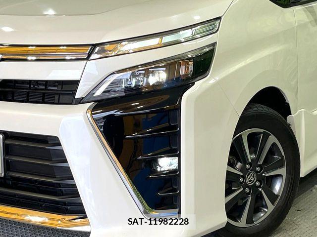 Toyota VOXY 2019-02 8076085-6