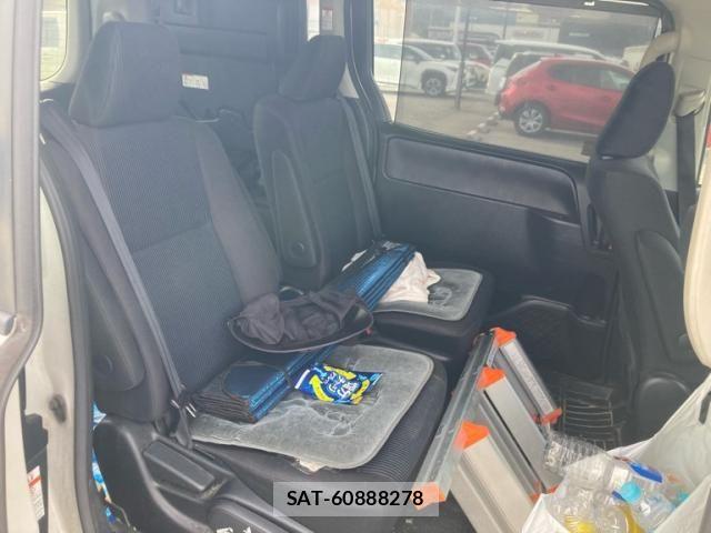 Toyota VOXY 2015-03 8076096-4