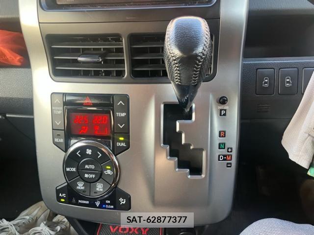 Toyota VOXY 2012-11 8076098-18