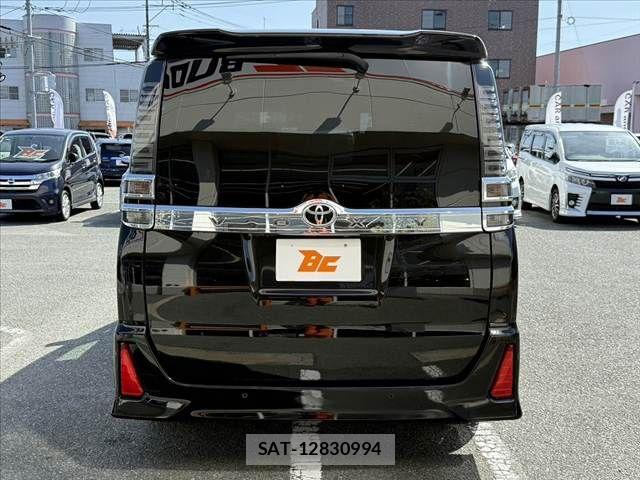 Toyota VOXY 2020-06 8076086-13