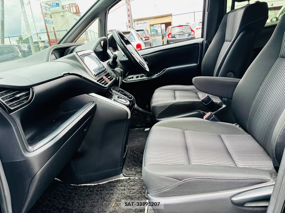 Toyota VOXY 2019-06 8044946-10