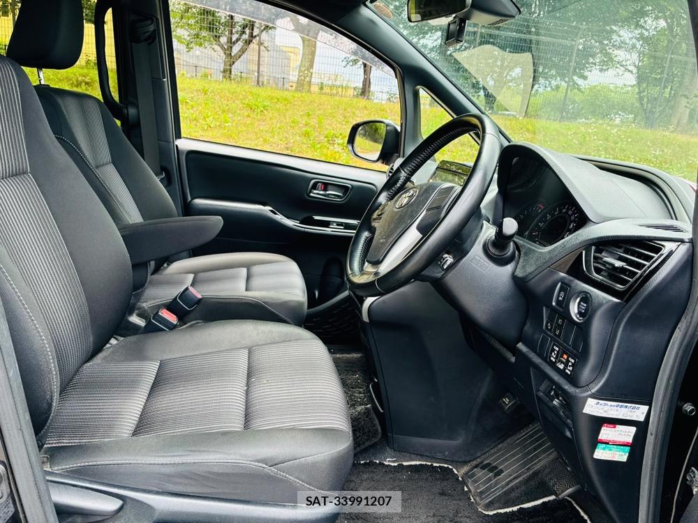 Toyota VOXY 2019-06 8044946-11