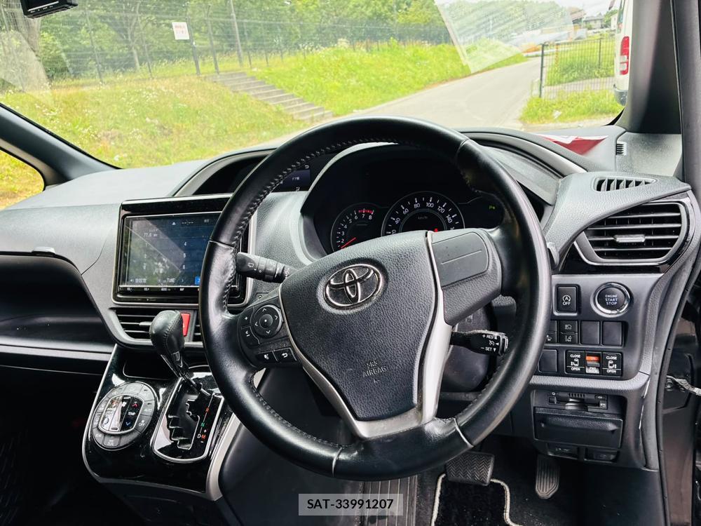 Toyota VOXY 2019-06 8044946-13