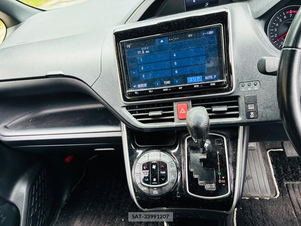 Toyota VOXY 2019-06 8044946-15