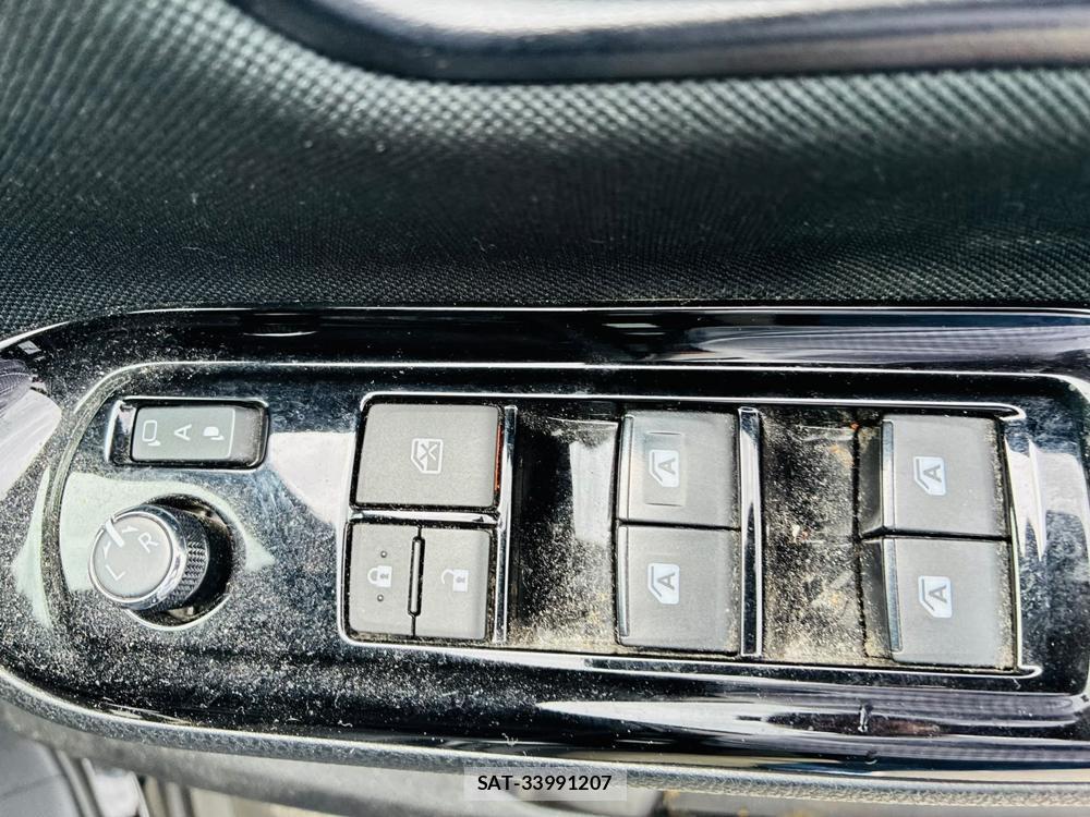 Toyota VOXY 2019-06 8044946-19