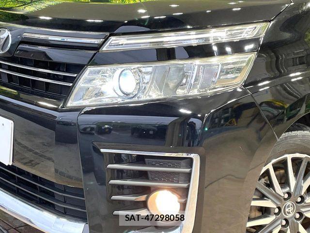 Toyota VOXY 2016-02 8102598-11