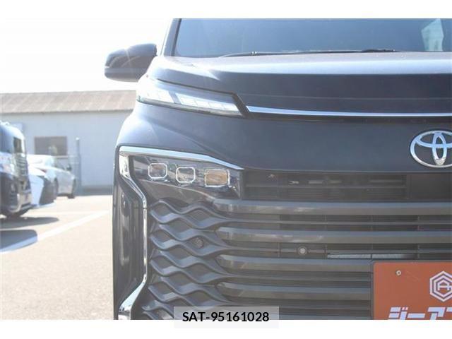 Toyota VOXY 2022-03 8102575-9