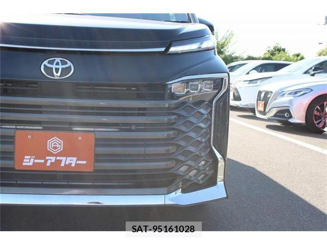Toyota VOXY 2022-03 8102575-10