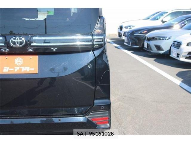 Toyota VOXY 2022-03 8102575-16