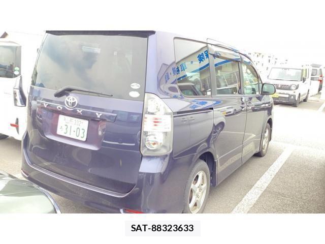 Toyota VOXY 2009-10 8102625-3