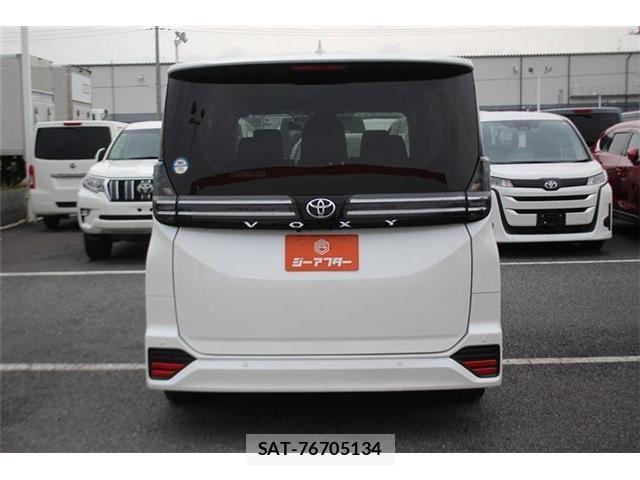 Toyota VOXY 2023-06 8102576-9