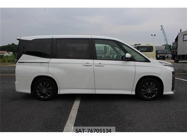 Toyota VOXY 2023-06 8102576-10