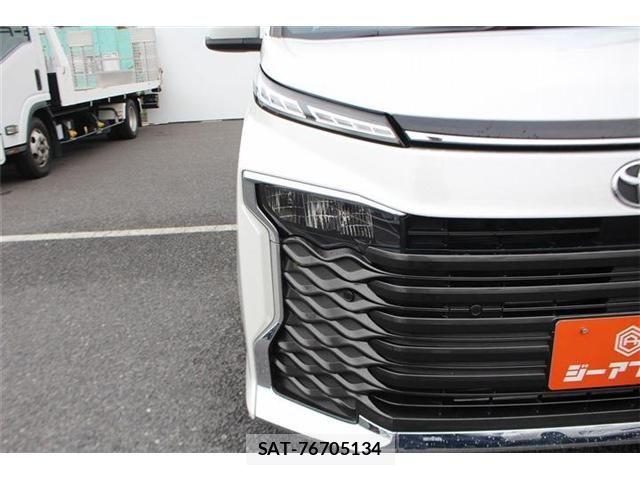 Toyota VOXY 2023-06 8102576-12