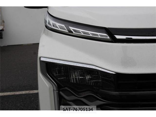 Toyota VOXY 2023-06 8102576-13