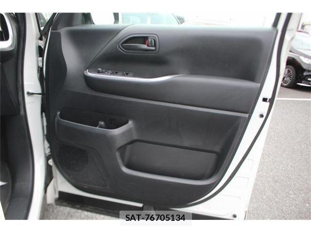 Toyota VOXY 2023-06 8102576-17