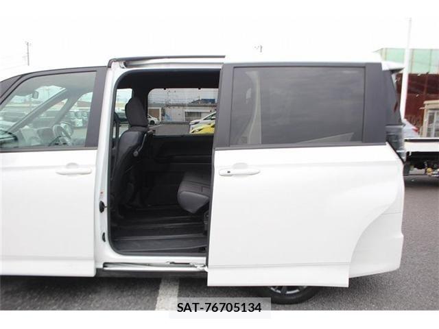 Toyota VOXY 2023-06 8102576-21