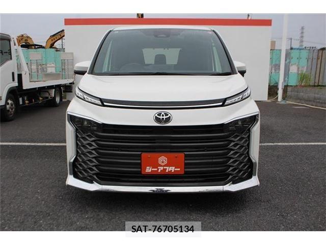 Toyota VOXY 2023-06 8102576-7
