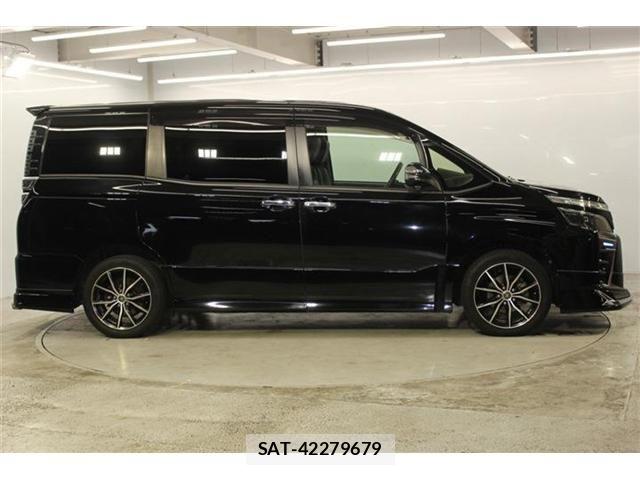 Toyota VOXY 2021-06 8102580-4