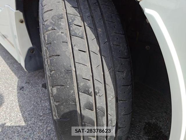 Toyota VOXY 2017-02 8102596-11