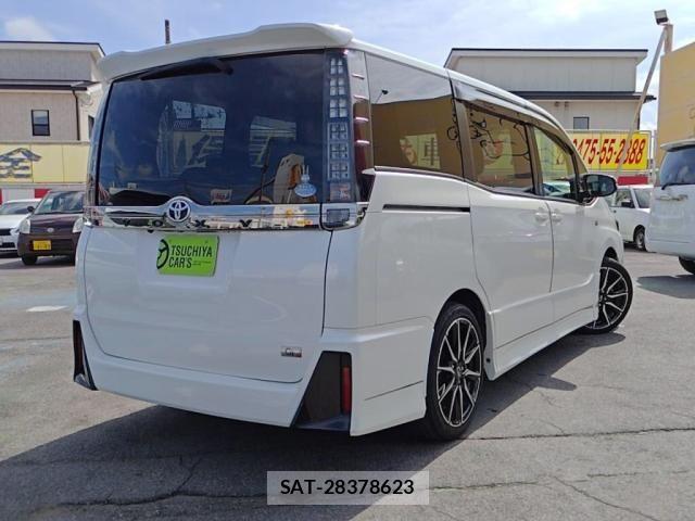 Toyota VOXY 2017-02 8102596-1