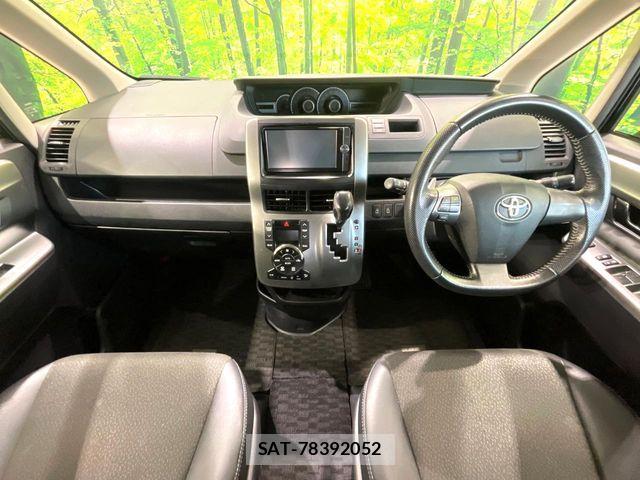 Toyota VOXY 2013-03 8102605-1