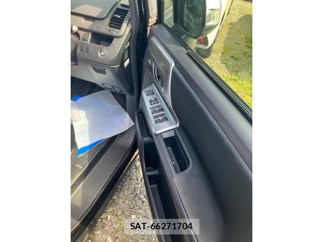 Toyota VOXY 2013-08 8102616-11