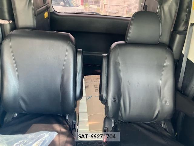 Toyota VOXY 2013-08 8102616-13