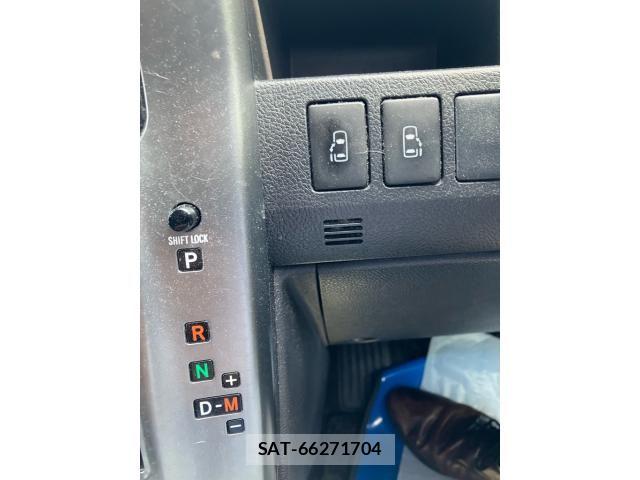 Toyota VOXY 2013-08 8102616-18