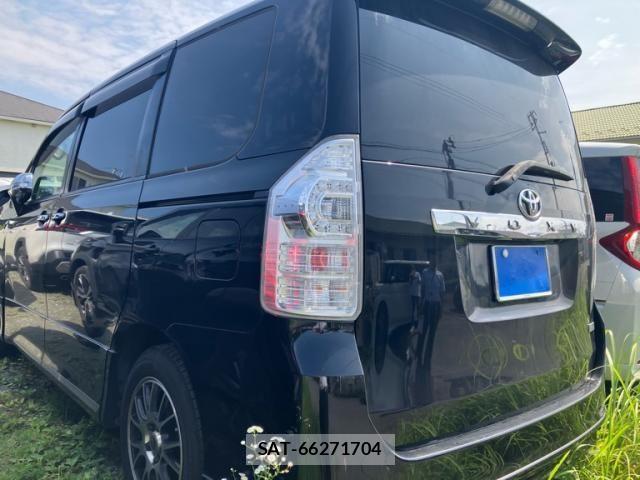 Toyota VOXY 2013-08 8102616-1