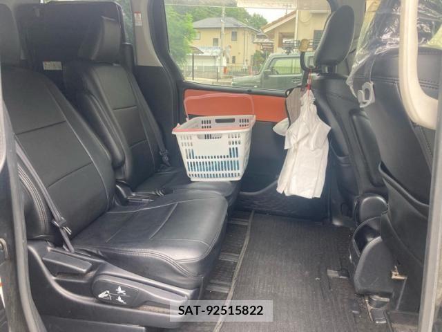 Toyota VOXY 2014-05 8102611-17
