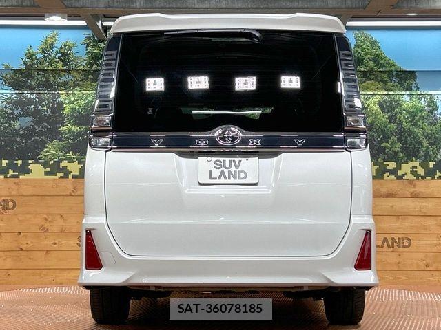 Toyota VOXY 2018-02 8102593-14