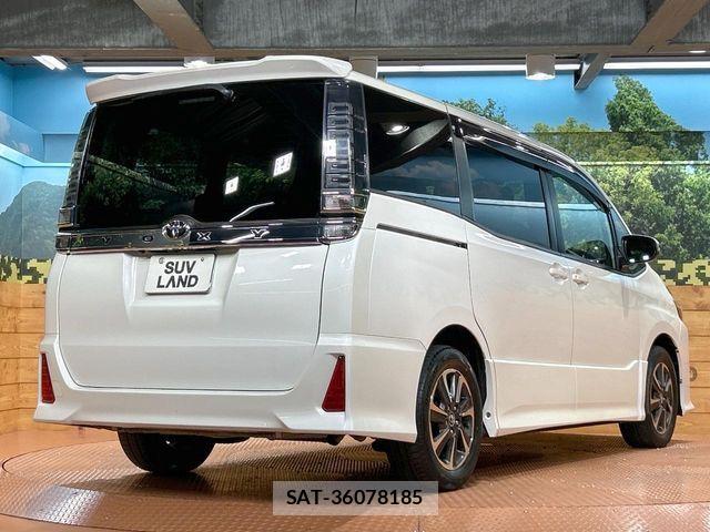 Toyota VOXY 2018-02 8102593-16