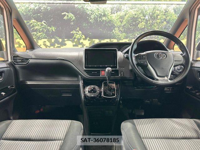 Toyota VOXY 2018-02 8102593-1