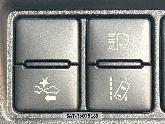 Toyota VOXY 2018-02 8102593-4