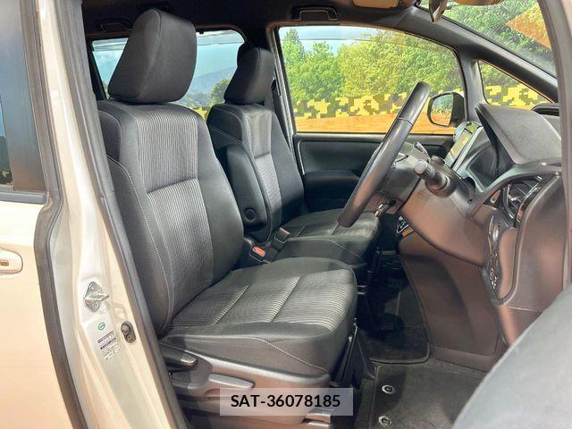 Toyota VOXY 2018-02 8102593-7