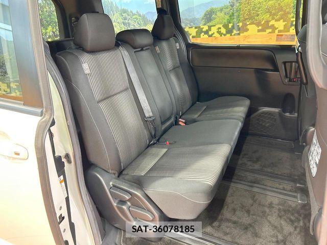 Toyota VOXY 2018-02 8102593-8